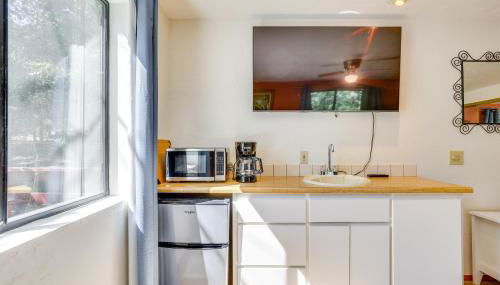 Across From Hiking Trails Woodsy Studio! - Foto 2