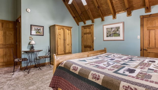 Er92 - Virginia's Villa - Great Location! Close To All The Action! 5 Bedroom Cabin by RedAwning - Foto 5, Habitación