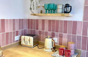 No 3, apartment in the heart of Bridport, Dorset - Photo 17