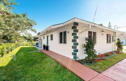 Roxanas 3bed 2bath Home with Modern Interior and BBQ Backyard - Photo 32