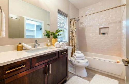 Skyline Views with Double Rooftop Deck & Game Room - Foto 25