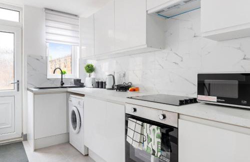 Stanion Luxurious 3 Bedroom Modern House Northamptonshire, Double, Twins, Single, Free Parking, Free Wi-Fi, Pets, Up to 8 Sleeps, 4 Smart TVs - Foto 16