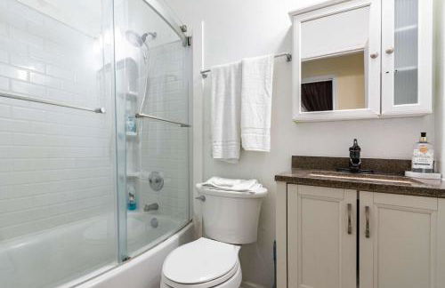 Stylish Home with BBQ Patio Prime Greensboro Spot - Foto 18