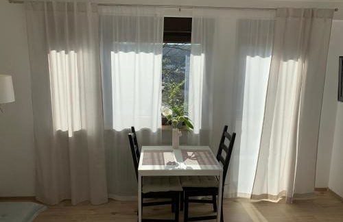 Top Modernes 1-Zimmer-Apartment mit Küche, Parkplatz, kostenfreiem WLAN und Netflix - Foto 5