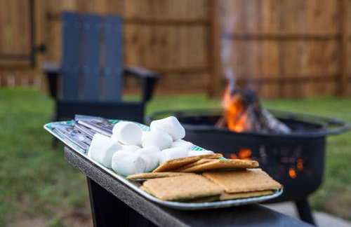 Cozy Spring Night HotTub Firepit PetFriendly Patio - Foto 47