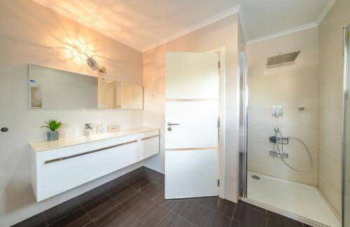 GuestReady - Charming family retreat with pool - Photo 9