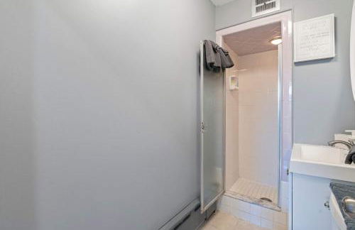 Escape to Raleigh Ave 3 Steps from the Beach - Foto 15