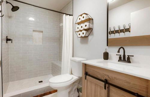 One of a Kind Home with HOT TUB Pool Table and Fire Pit 4 Miles to DT - Foto 16