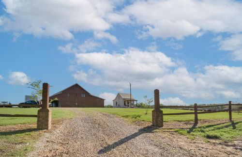 4-Acre Plot Farmhouse-Chic Retreat in Forest! - Foto 27