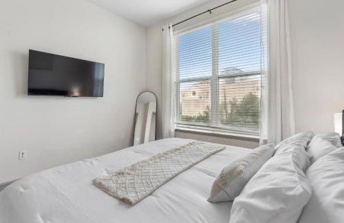 Downtown Modern Elegance Suite with Free Parking, Pool, WIFI and a King Bed - Foto 9