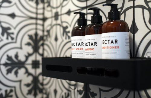 HostWise Stays - 2 King Beds, Free Street Parking, North Side Gem - Foto 12