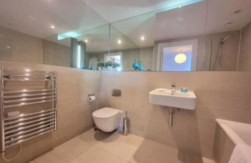 2-bed 2-bath Greenwich Apartment with balcony & lift - Photo 39