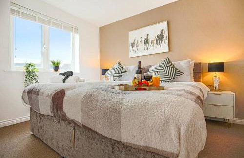 Luxury 5 Bedroom 3 Bathroom House - Smart TVs with Sky and Netflix, Super Fast WiFi, Free Parking by Yoko Property - Foto 32