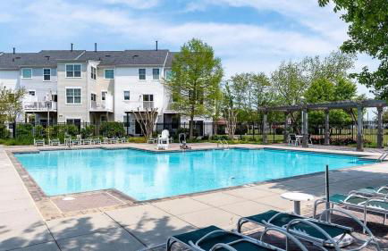 New Intown Waterfront Townhome wPool & Location - Foto 4