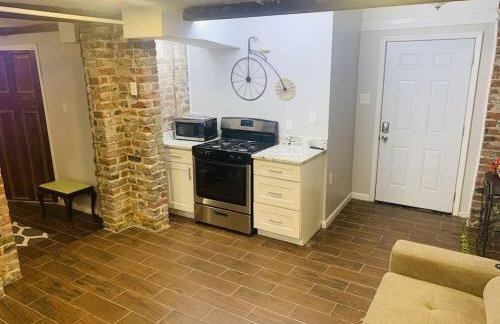 Vintage Uptown Hidden Gem, Walk to Everything New Renovation! - Photo 1