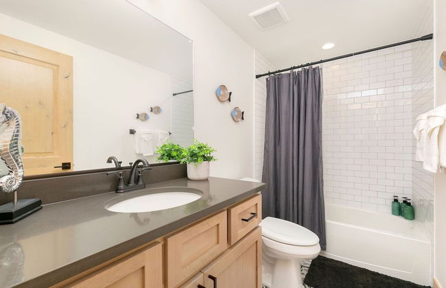 Lakeside Luxury - Hot Tub, Pool Table, and Views - Foto 21