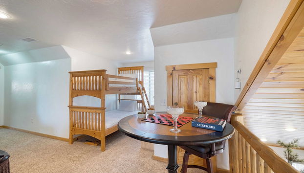 Alpine Whisper by Avantstay Deck & Pool Table - Foto 2, Interior