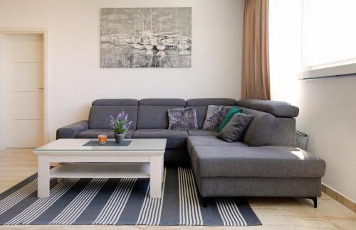 Modern 2-Bed Apt, Late check in available - Photo 10