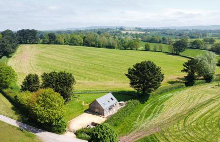 Deer Den timber clad cabin with hot tub, up private lane - Photo 20