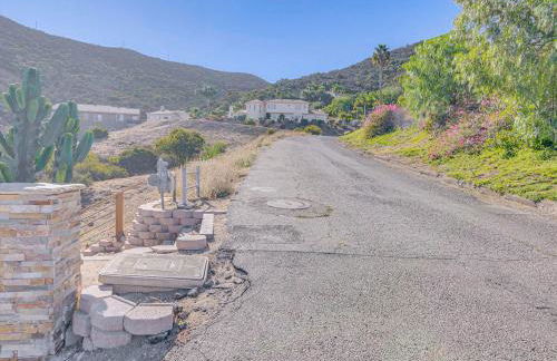 3BR Mountain Retreat with 2 Executive Suites & Scenic Views Sleeps 6 - Photo 30