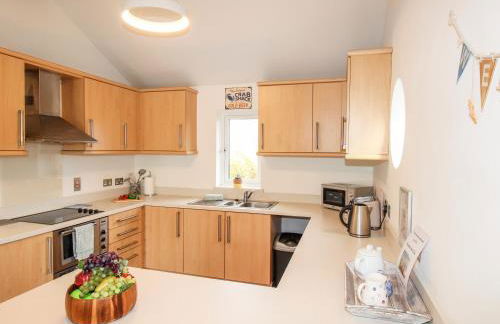 Beside the Sea - Photo 12