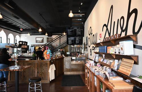 Above Coffee Shop, Cincy Hilltop Apt, City Views! - Foto 22