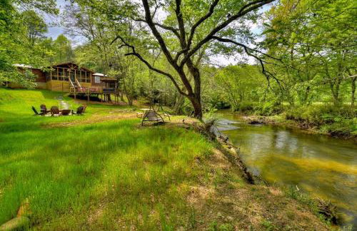 Bear Naked Hideaway - Relax in the hot tub with sounds from the nearby creek - Foto 3