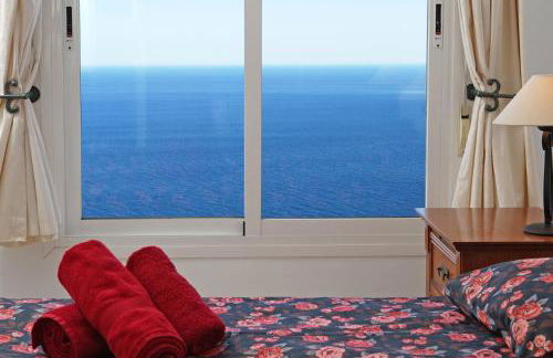 Breathtaking Seaside Villa with Heated Saltwater Pool & Panoramic Terraces - Foto 11