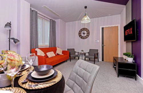 PRIME City Centre Location, THE JUKE BOX SUITE, Secure Gated FREE Parking Space, Unique STYLISH Apartment, AIR CONDITIONING & Two Bathrooms - Photo 28