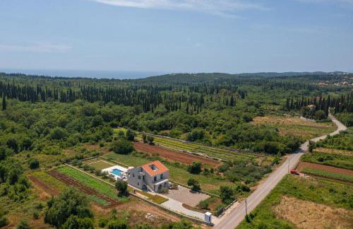 Green & Blue Five Bedroom Villa with Private Pool and Complete Privacy - Photo 38