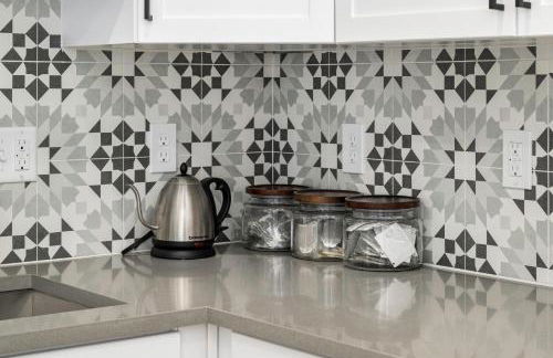 Light-Filled Modern Flat Near 25th Street Fun - Photo 28