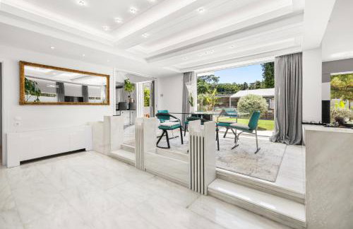 Luxury Villa with Pool, BBQ & Garden in Vouliagmeni - Foto 13