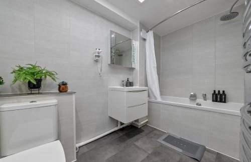 Contractors Dream~POOL TABLE~Close to Luton Airport~Three Double Bedrooms - Foto 16