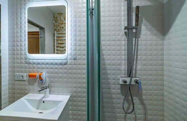 Luxurious Amber Villa With Private Pool and Garden Views - Photo 32