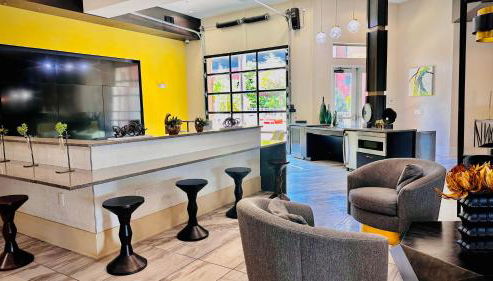 Lux Modern Apartment with Pool View & Prime Location - Foto 4