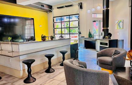 Lux Modern Apartment with Pool View & Prime Location - Foto 4