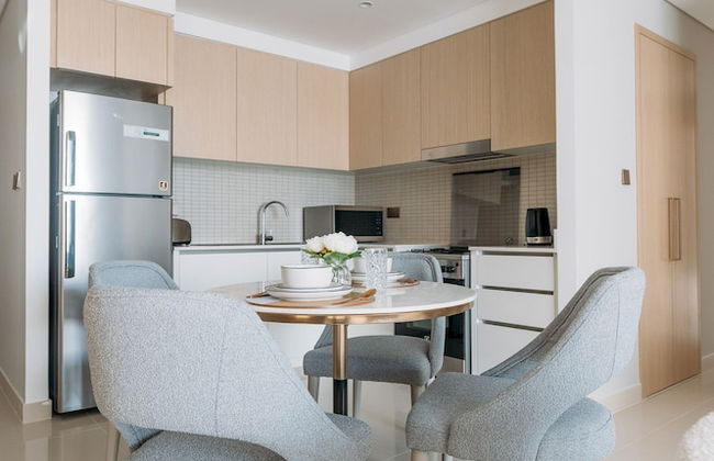 Elegant Stay: Balcony & Stunning Dubai Creek Views - Photo 9