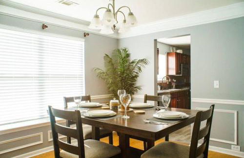 Deck, BBQ Grill, Backyard Fire Pit, Pool, Jacuzzi Tub, 65 inch TV - Foto 6