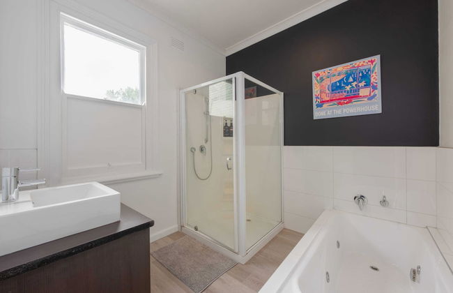 Unique 2BR Converted Storefront APT in Alphington! - Foto 8