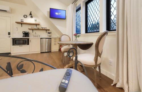 New Tudor Cottage one block from Chico State and downtown with private garage - Foto 7