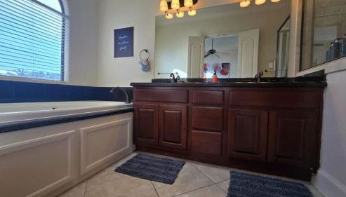 Game & Soak Retreat 3BR Private Jacuzzi Pool Table - Foto 2