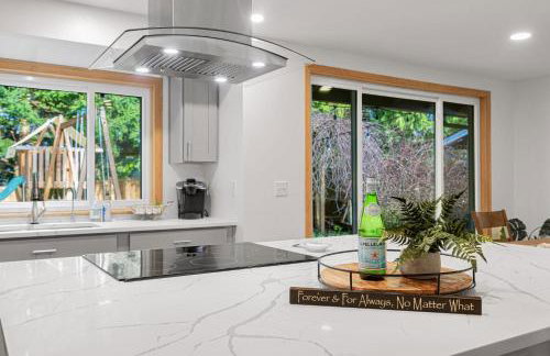 Charming and Spacious House with Relaxing Huge Deck - Foto 8