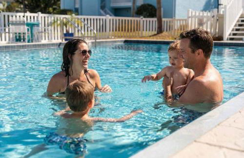 Steps to the Beach Pool Courts Family Fun - Foto 26