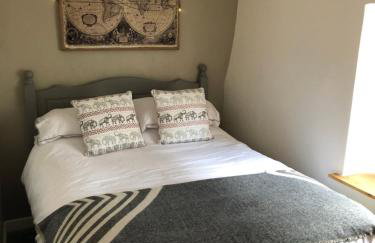 Hedgehog Cottage with garden in Bronte village! - Foto 10