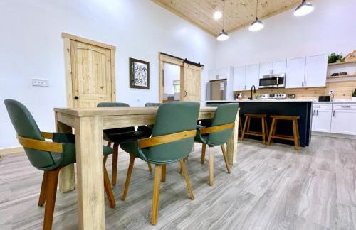 Modern Gem w/Spacious Deck, Swinging bed, Hot Tub - Foto 45