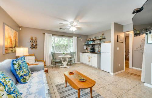 1 Mi to Lake Dora Cottage with Shared Yard and Patio! - Foto 1