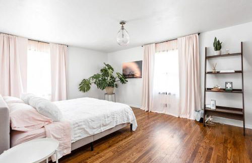 5BR 2BA Fun Family Home Sleeps 12 Pinball TVs 15m DT - Foto 7