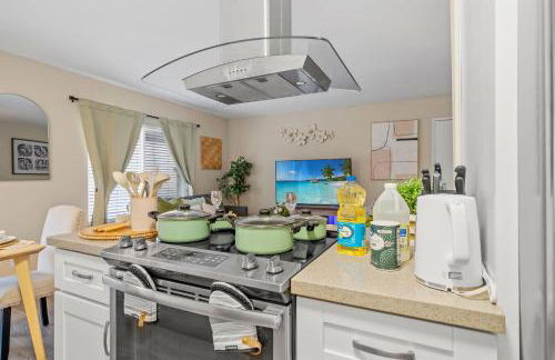 Entire Private Home with 2 Bedrooms 1 Bathroom, King Bed, Pool, Hot Tub, 2 Parking in Mira Mesa Available Now - Photo 12