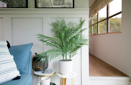 American School Bus Retreat with Hot Tub in Sussex Meadow - Foto 21