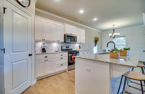 Near Grand Lake Charming Grove Home with Deck - Foto 6